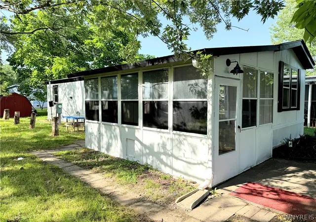 2nd image of 34 Del Ct W, Lockport, NY 14094 | MLS# B1695640