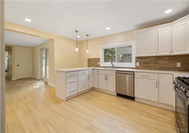 4th image of 719 Oswego St, Salina, NY 13088 | MLS# S1695622