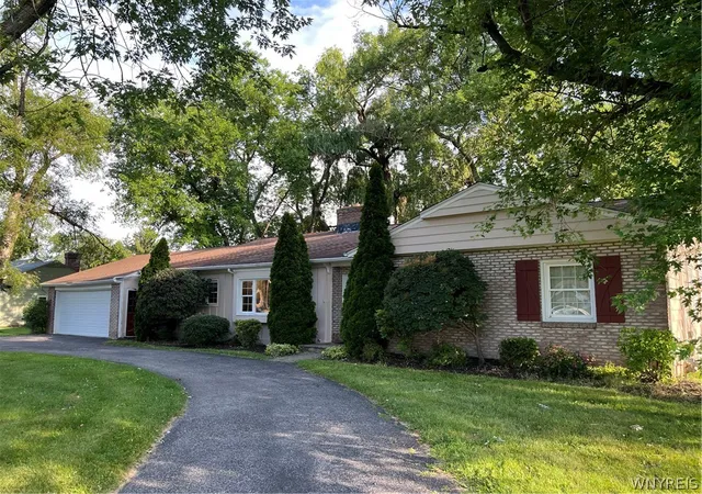 Homes for sale in Lewiston, NY | 421 Morgan Dr, Lewiston, NY 14092 | MLS# B1695729
