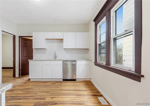 4th image of 25 Hartman Pl, Buffalo, NY 14207 | MLS# B1694884