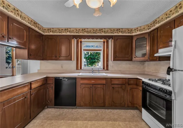 4th image of 8 Lois Dr, Buffalo, NY 14227 | MLS# B1696109
