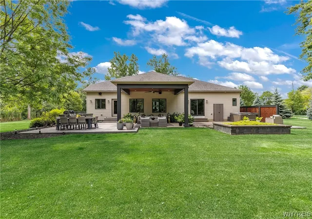 Photo 4 of Sale Pending at 574 N Ellicott Crk Rd, Buffalo, NY 14228 | MLS# B1695858 | Listing updated on 2026-07-27