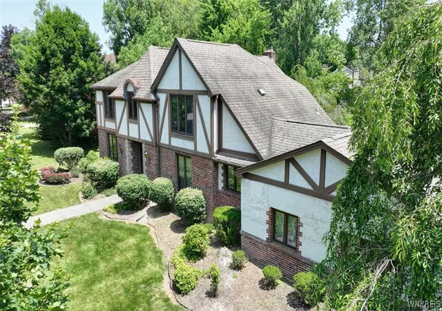 Homes for sale in East Amherst, NY | 239 Wood Acres Dr, East Amherst, NY 14051 | MLS# B1696082