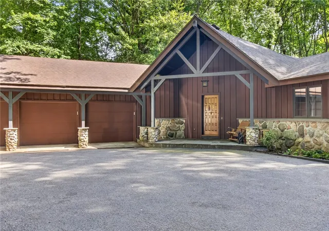 1st image of 150 Park Rd, Pittsford, NY 14534 | MLS# R1696217