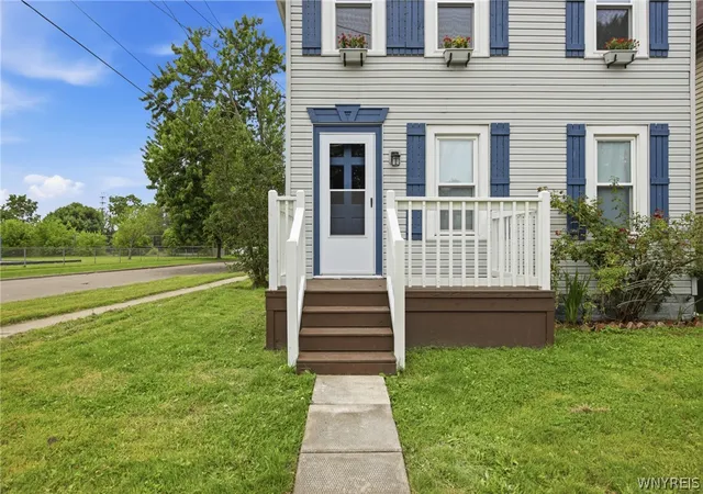Homes for sale in North Tonawanda, NY | 38 Carruthers Pl, North Tonawanda, NY 14120 | MLS# B1696395