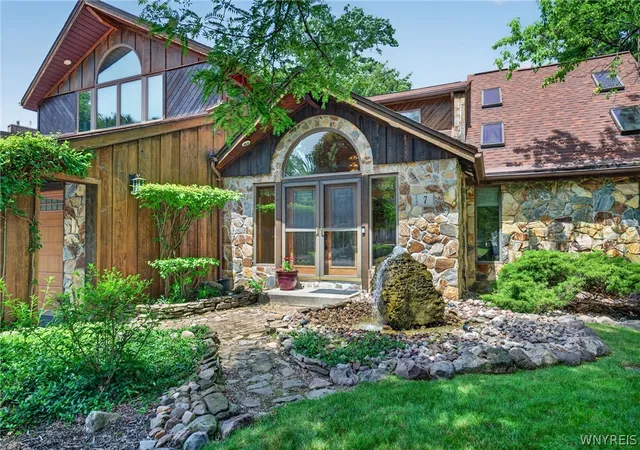 2nd image of 7 Shire Dr S, East Amherst, NY 14051 | MLS# B1696220