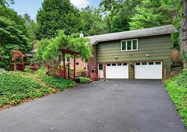 3rd image of 6 Far View Hills Rd, Rochester, NY 14620 | MLS# R1695343