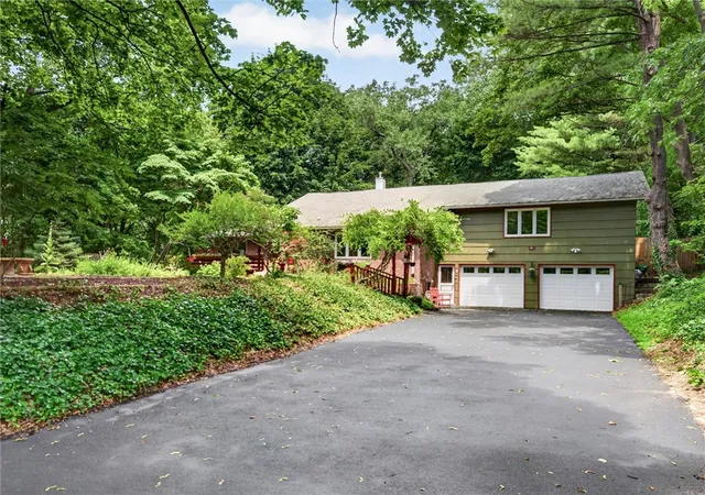 4th image of 6 Far View Hills Rd, Rochester, NY 14620 | MLS# R1695343