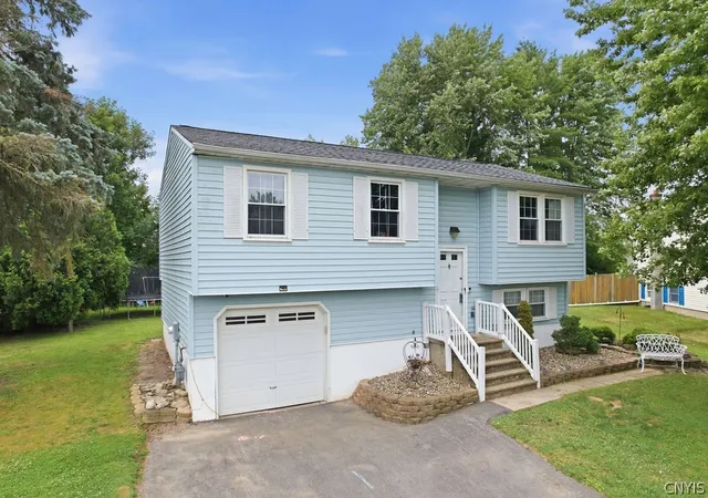 1st image of 4006 Sandpiper Ln, Liverpool, NY 13090 | MLS# S1692712