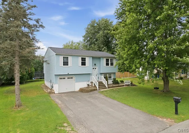 2nd image of 4006 Sandpiper Ln, Liverpool, NY 13090 | MLS# S1692712