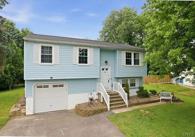3rd image of 4006 Sandpiper Ln, Liverpool, NY 13090 | MLS# S1692712