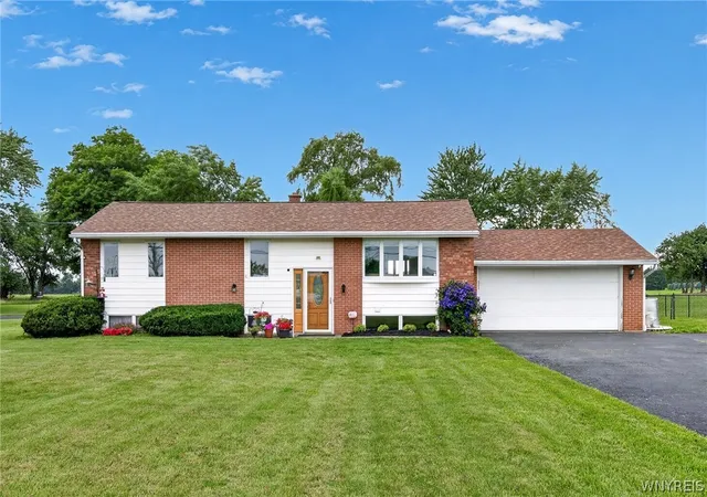1st image of 6058 Baer Rd, Wheatfield, NY 14132 | MLS# B1696394