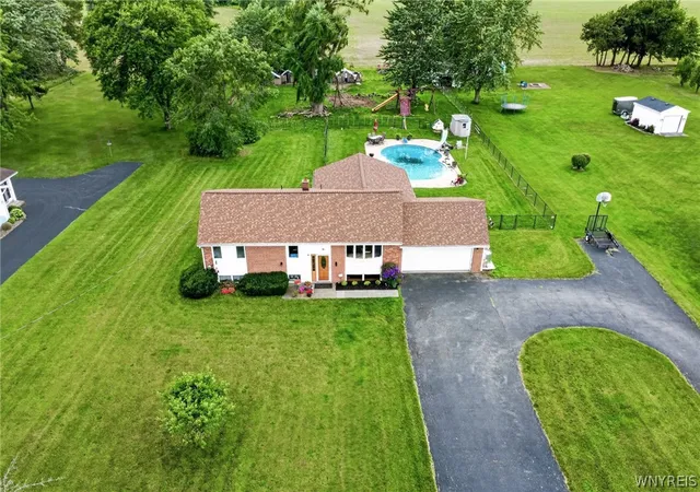 3rd image of 6058 Baer Rd, Wheatfield, NY 14132 | MLS# B1696394