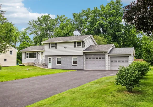 Homes for sale in Greece, NY | 152 Gates Greece Townline Rd, Greece, NY 14606 | MLS# R1695461