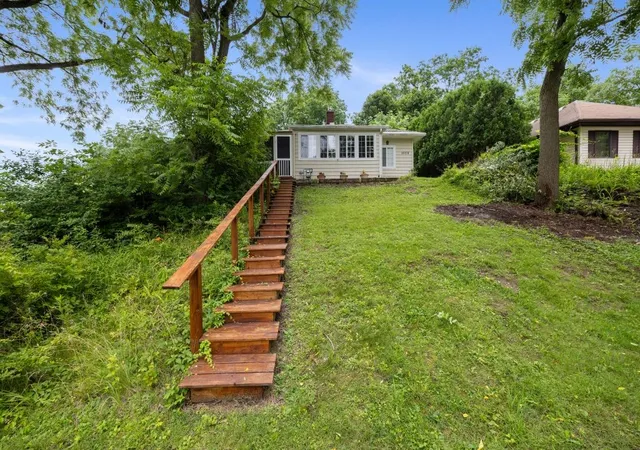 2nd image of 1070 Lake Rd, Webster, NY 14580 | MLS# R1696602