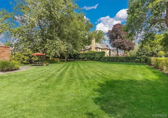Photo 4 of Sale Pending at 4722 Main St, Buffalo, NY 14226 | MLS# B1691012 | Listing updated on 2026-07-17