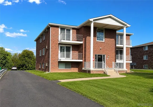 Homes for sale in Lockport, NY | 6293 Robinson Rd, Lockport, NY 14094 | MLS# B1696128