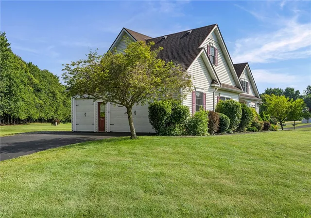 3rd image of 1886 Surrey Xing, Ontario, NY 14519 | MLS# R1694828