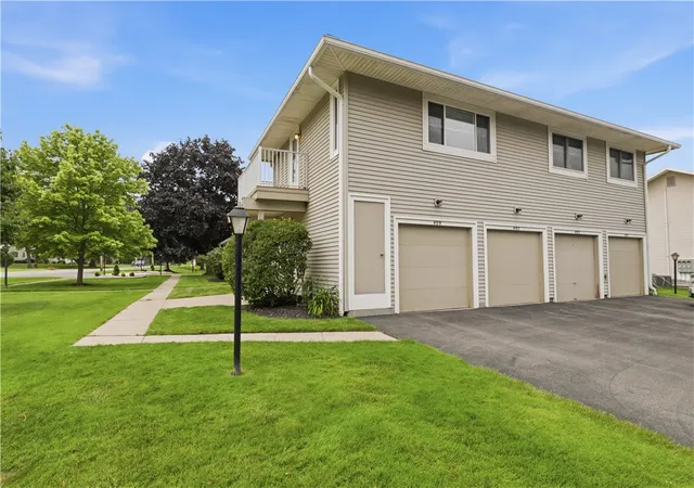 Listing Photo 4 - Condo for sale in building located at 409 Eastbrooke Ln, Rochester, NY 14618