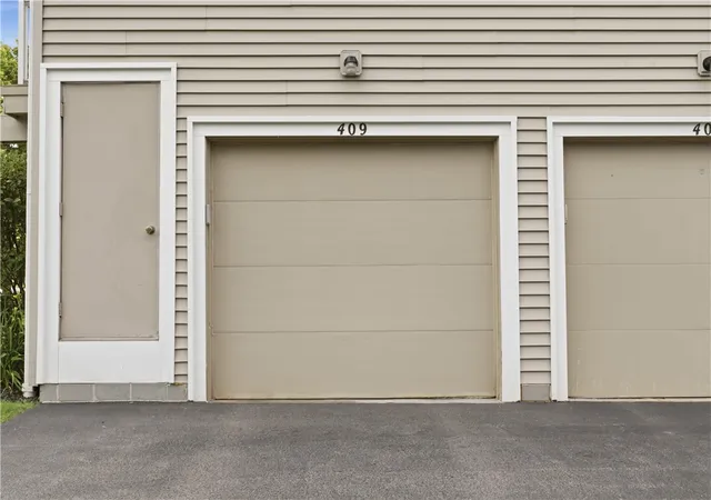 Listing Photo 5 - Condo for sale in building located at 409 Eastbrooke Ln, Rochester, NY 14618