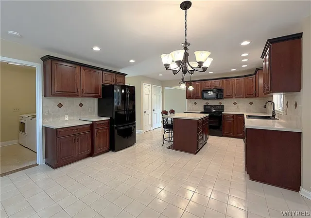 2nd image of 6110 Meadow Lakes Dr, East Amherst, NY 14051 | MLS# B1696200