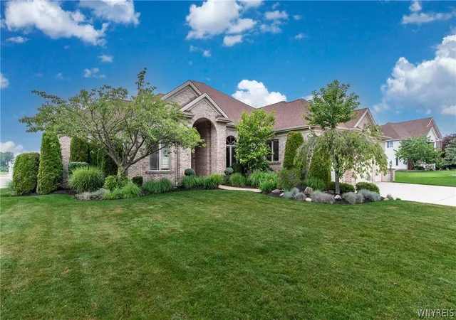 1st image of 5460 Pinecrest Dr, Lockport Town, NY 14094 | MLS# B1695959