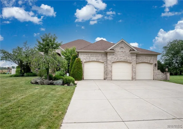 Homes for sale in Lockport, NY | 5460 Pinecrest Dr, Lockport, NY 14094 | MLS# B1695959