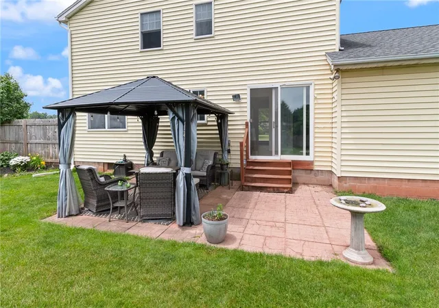 4th image of 2119 Stonehedge Dr, Ontario, NY 14519 | MLS# R1690963