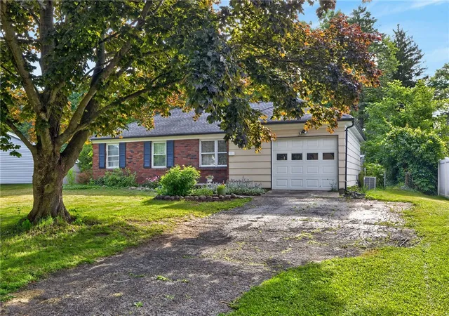 2nd image of 160 Sherwood Dr, Parma, NY 14468 | MLS# R1696301
