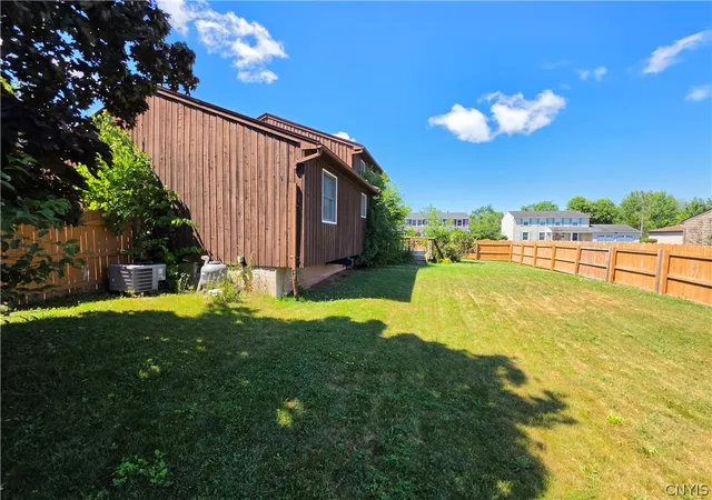 Photo 5 of Single family home for sale at 7698 Dominion Pkwy, Liverpool, NY 13090 | MLS# S1696439 | Listing updated on 2026-07-28