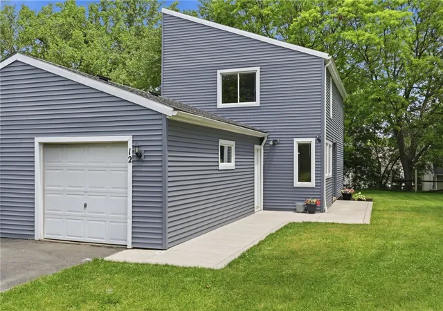 2nd image of 12 Hanningfield Cir, Fairport, NY 14450 | MLS# R1696964