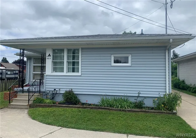 1st image of 585 Harlem Rd, Buffalo, NY 14224 | MLS# B1696886