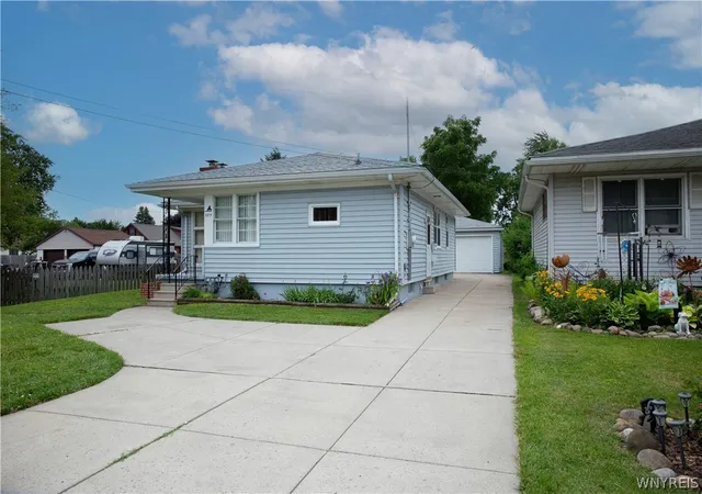 2nd image of 585 Harlem Rd, Buffalo, NY 14224 | MLS# B1696886
