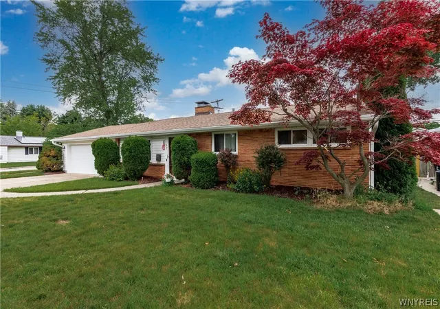 2nd image of 137 Burnside Dr, Tonawanda, NY 14150 | MLS# B1696501