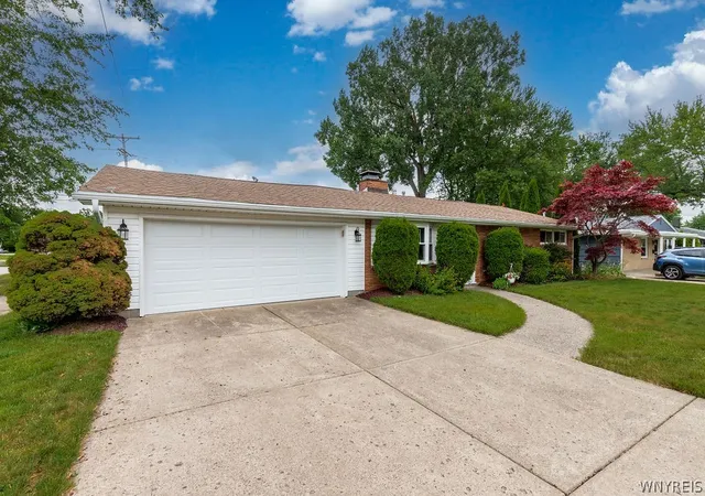 3rd image of 137 Burnside Dr, Tonawanda, NY 14150 | MLS# B1696501