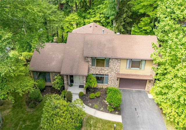 2nd image of 17 Tuliptree Ln, Rochester, NY 14617 | MLS# R1697046