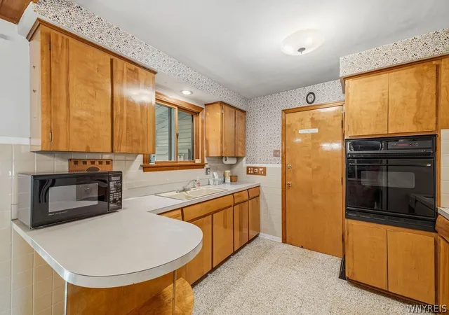 Photo 4 of Sale Pending at 27 Dennis Ln, Buffalo, NY 14227 | MLS# B1696370 | Listing updated on 2026-07-15