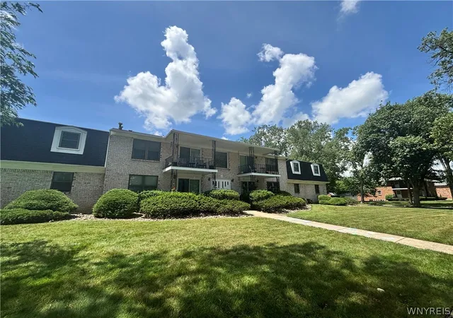 2nd image of 136 Denrose Dr #8, Buffalo, NY 14228 | MLS# B1697074
