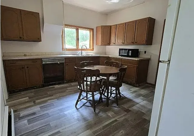 3rd image of 3 Race Course St, Amsterdam, NY 12010 | MLS# R1696438