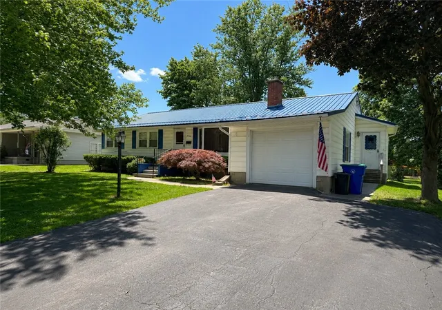 Photo 4 of Sale Pending at 1002 Gwinn St, Medina, NY 14103 | MLS# R1695775 | Listing updated on 2026-07-17