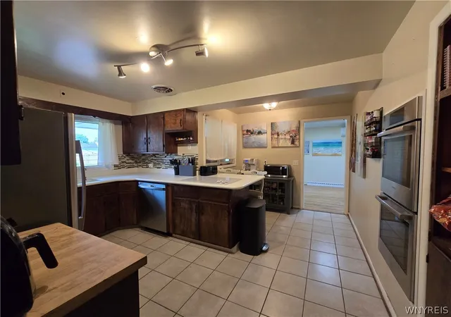 Photo 3 of Single family home for sale at 4429 Lake Ave, Lockport, NY 14094 | MLS# B1697185 | Listing updated on 2026-07-22