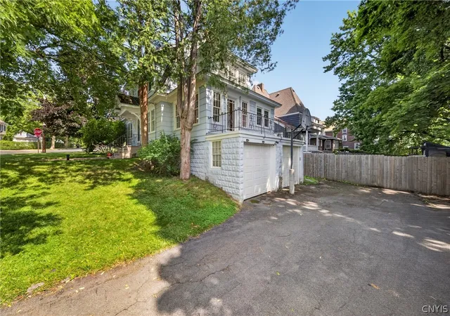 Photo 4 of Sale Pending at 225 Strathmore Dr, Syracuse, NY 13207 | MLS# S1694302 | Listing updated on 2026-07-15
