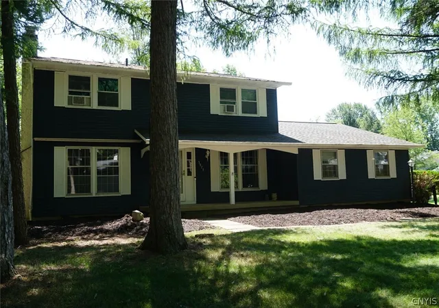 2nd image of 3973 Pawnee Dr Dr, Liverpool, NY 13090 | MLS# S1696871