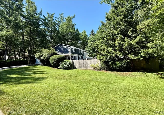 3rd image of 3973 Pawnee Dr Dr, Liverpool, NY 13090 | MLS# S1696871
