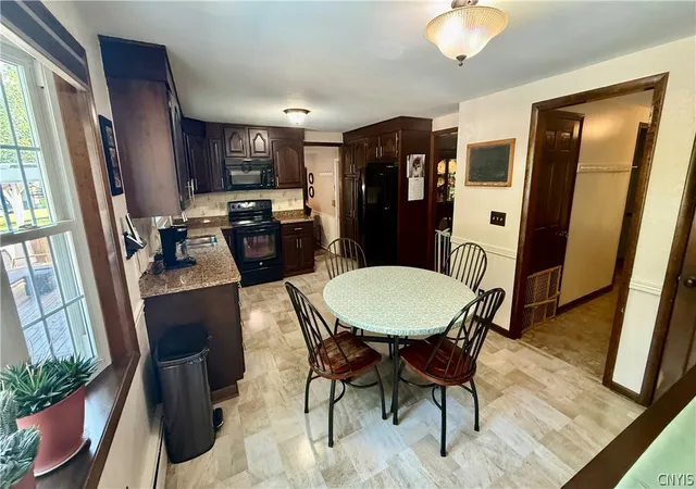 5th image of 3973 Pawnee Dr Dr, Liverpool, NY 13090 | MLS# S1696871