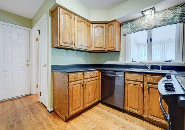 5th image of 34 Sturbridge Ln, Pittsford, NY 14534 | MLS# R1685573