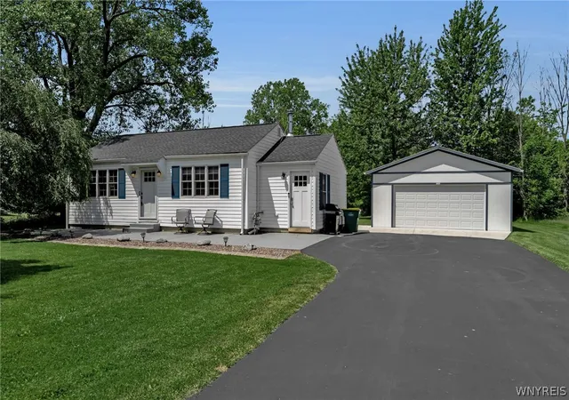 2nd image of 7077 Tonawanda Creek Rd, Lockport, NY 14094 | MLS# B1697025
