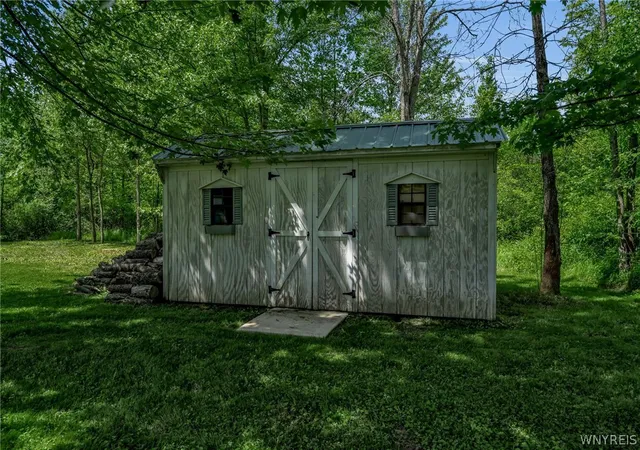 31st image of 7077 Tonawanda Creek Rd, Lockport, NY 14094 | MLS# B1697025