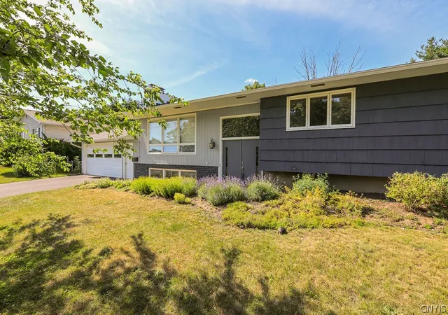 1st image of 118 Colony Park Dr, Salina, NY 13088 | MLS# S1692866