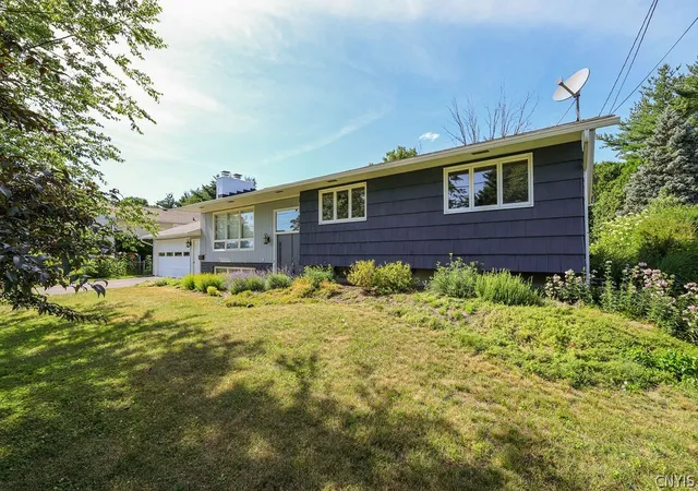 2nd image of 118 Colony Park Dr, Salina, NY 13088 | MLS# S1692866